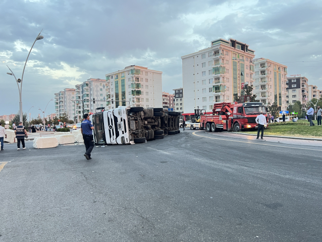 Diyarbakır’da kavşakta hızını alamayan tır yan yattı