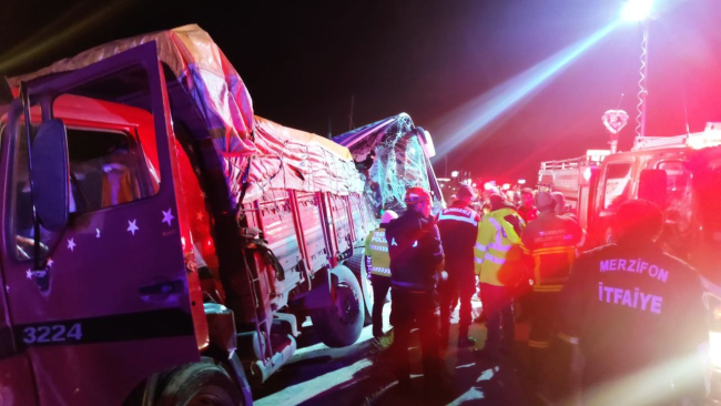 Amasya'da yolcu otobüsü ile tır çarpıştı: 2 ölü, 20 yaralı