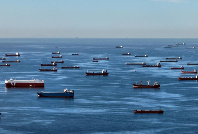 İstanbul'da manzarayı gemiler kapattı