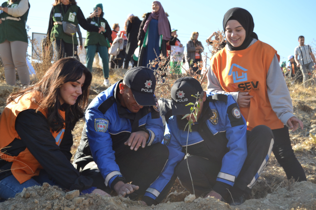 Burdur’da 12 bin 500 fidan toprakla buluşturuldu