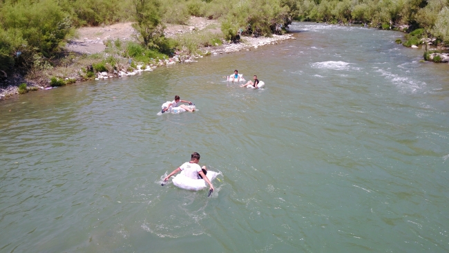 Şırnaklı çocukların pet şişe dolu torbalarla rafting keyfi