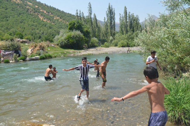 Şırnaklı çocukların pet şişe dolu torbalarla rafting keyfi