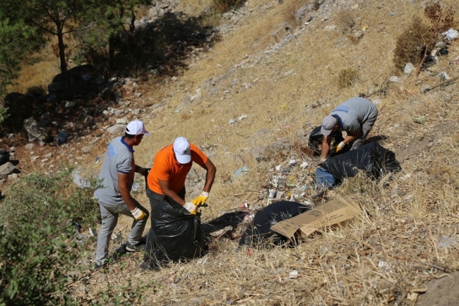 Bodrum'da 4 saatte 2 ton çöp toplandı