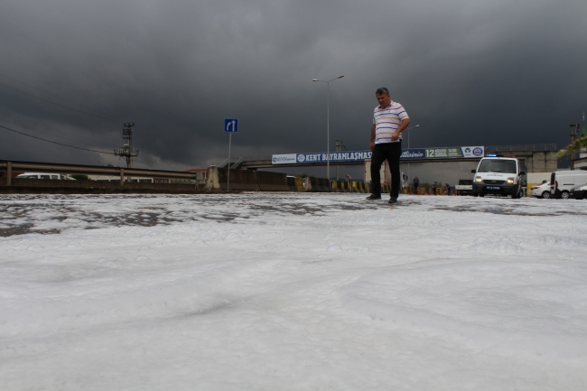 Kocaeli'de yağmur yağdı, yol köpürdü