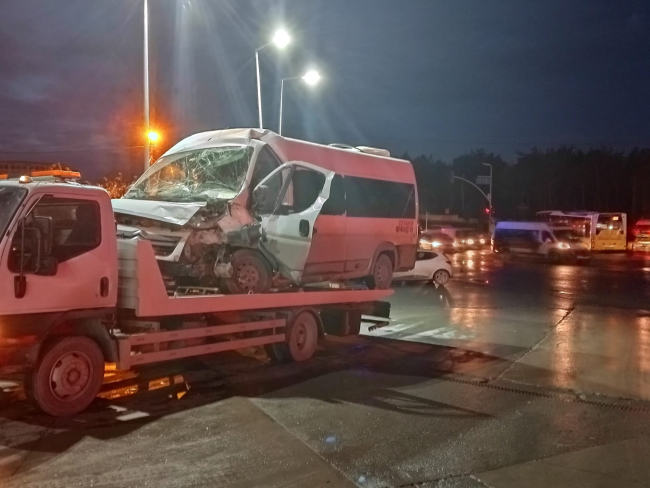 Ters şeritten yola giren İETT otobüsü minibüsle çarpıştı: 14 yaralı