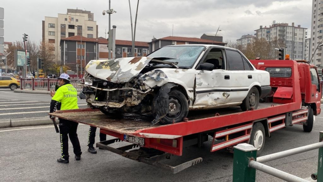 Kırmızı ışıkta geçen sürücü zincirleme kazaya sebep oldu: 5 yaralı