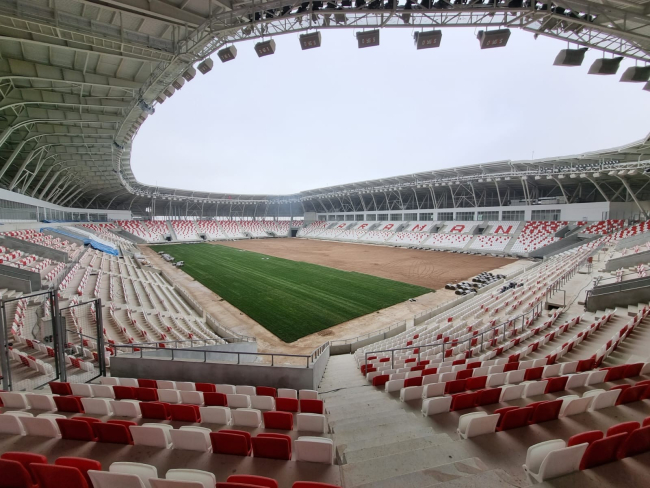 Karaman’da 15 bin kişilik stadyumda çim serme çalışması başladı