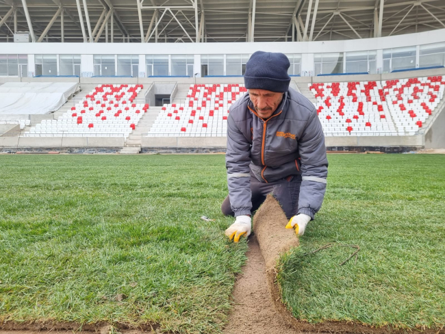 Karaman’da 15 bin kişilik stadyumda çim serme çalışması başladı