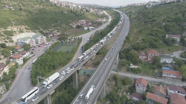 TEM otoyolundaki zincirleme kaza kilometrelerce kuyruk oluşturdu