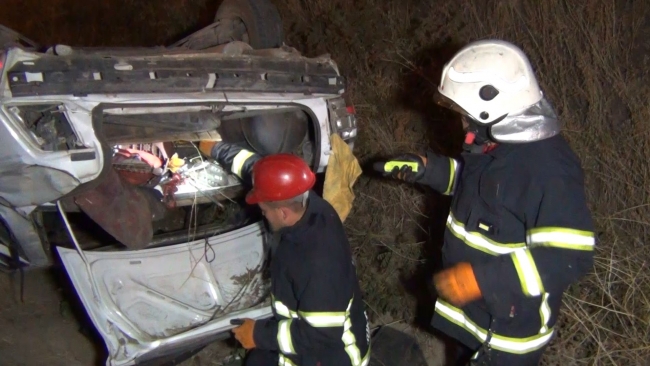 Takla atıp su kanalına düşen otomobil 120 metre sürüklendi