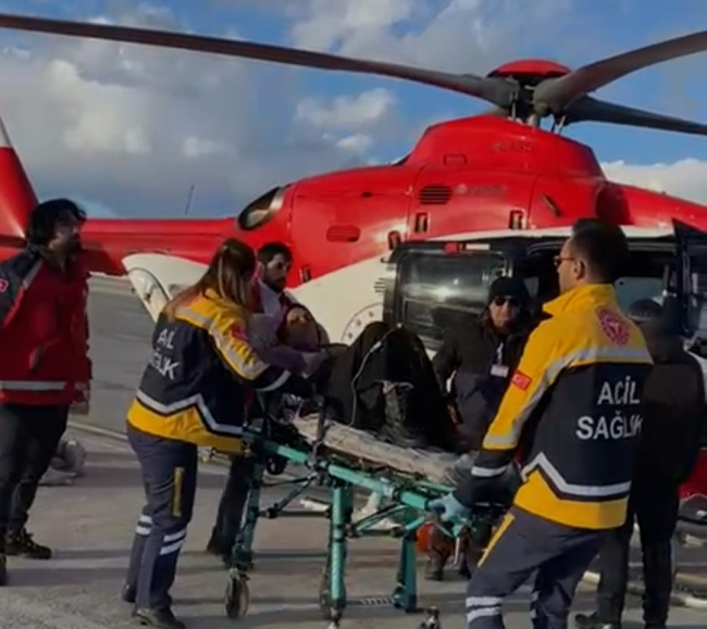 Van'da rahatsızlanan hamile kadın ambulans helikopterle hastaneye ulaştırıldı