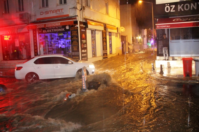 Turizm cenneti Bodrum'da caddeler sokaklar göle döndü