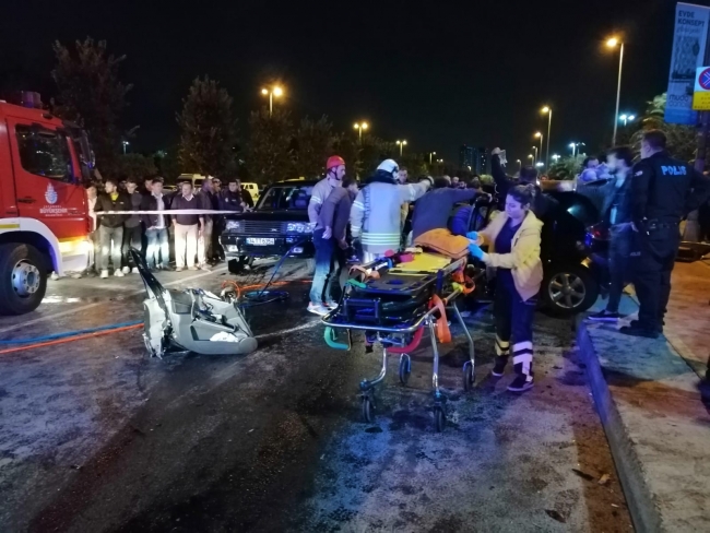 Hurdaya dönen otomobilden yaralı kurturdular