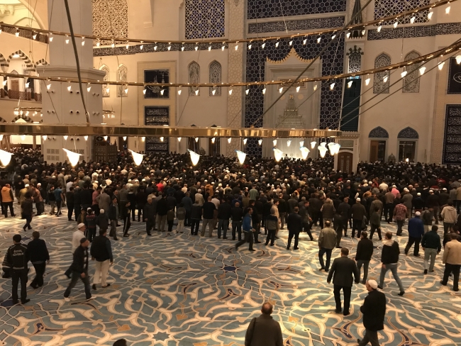 Vatandaşlar Mehmetçik için Çamlıca Camii'ne akın etti