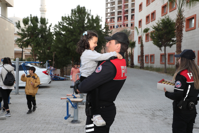 Mersin polisi depremzedelerin yanında