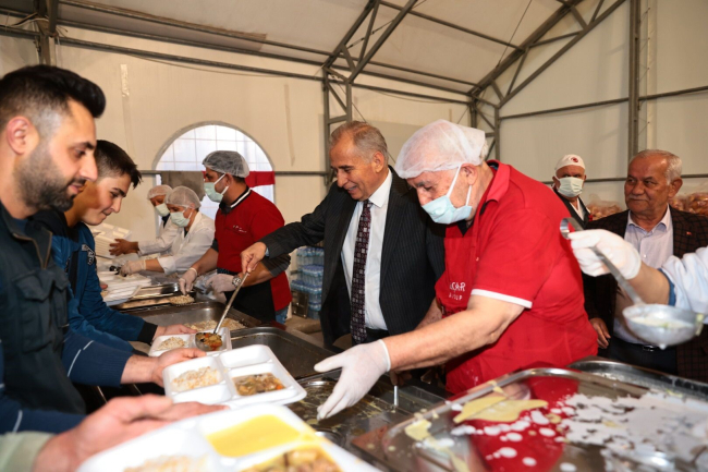 Denizlili binlerce vatandaş ilk iftar sofrasında kenetlendi