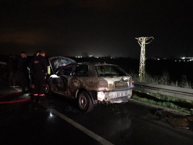 Tekirdağ'da seyir halindeki otomobil alev aldı