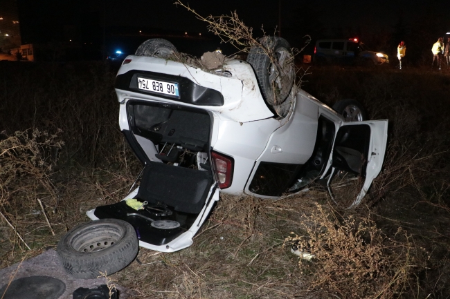 Ankara'da virajı alamayan otomobil boş araziye uçtu: 4 yaralı