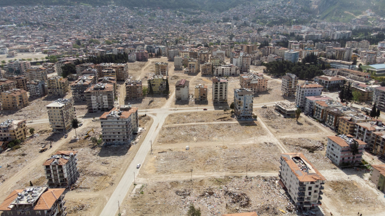 Enkazlar kalktı binaların yerini boş meydanlar aldı