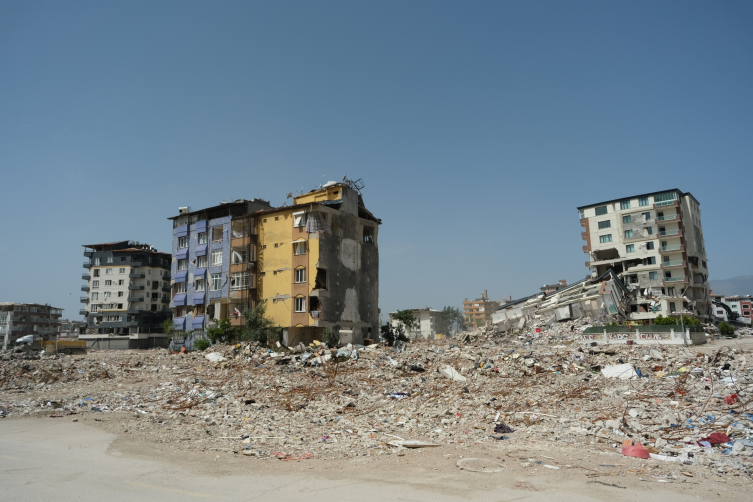 Enkazlar kalktı binaların yerini boş meydanlar aldı