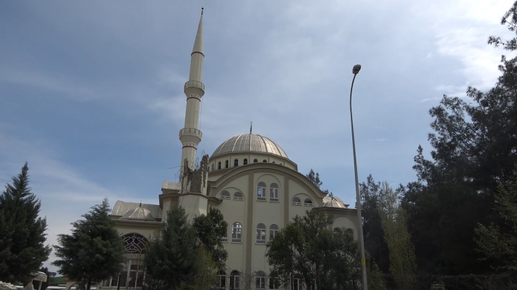 Deprem caminin bir minaresini yıktı diğeri ayakta kaldı