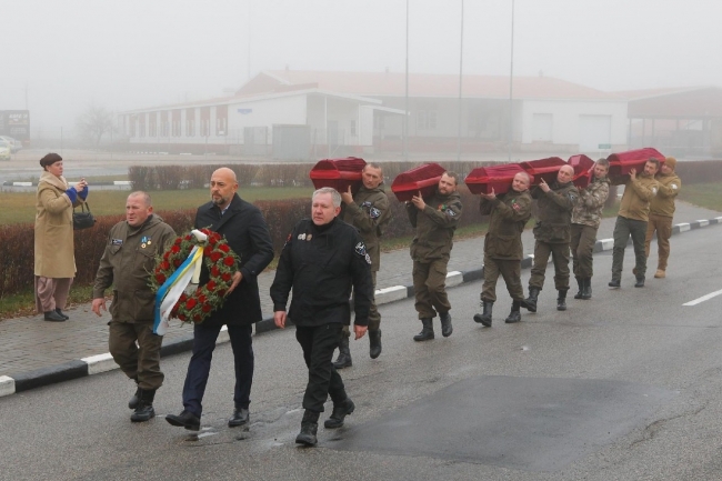 Ukrayna, 7 Kızıl Ordu askerinin naaşını Rusya'ya teslim etti