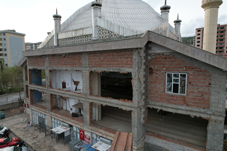 Cami hasar aldı, 46 metrelik minareleri sağlam kaldı