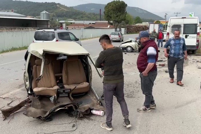 İzmir'de kaza yapan otomobil ikiye bölündü