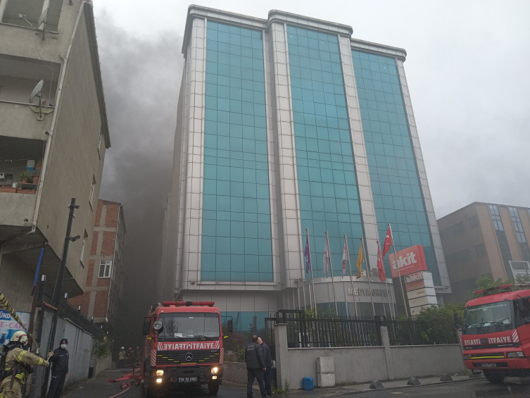 İstanbul'da 11 katlı binada yangın