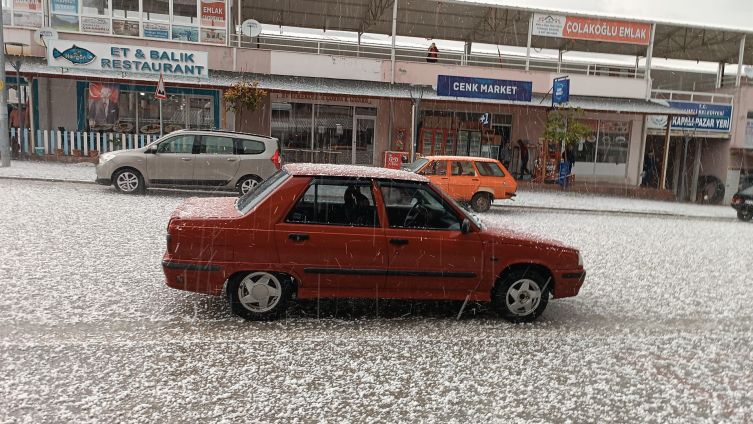 Denizli’ye ceviz büyüklüğünde dolu yağdı