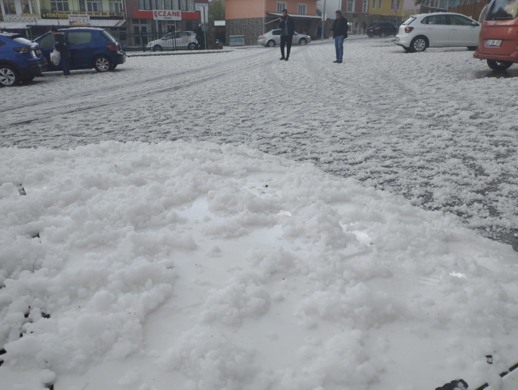 Denizli’ye ceviz büyüklüğünde dolu yağdı