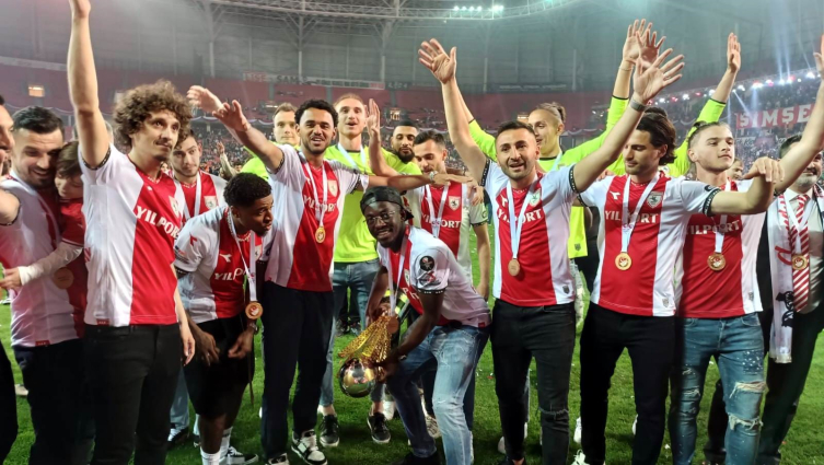 Samsunspor kupayı kaldırdı