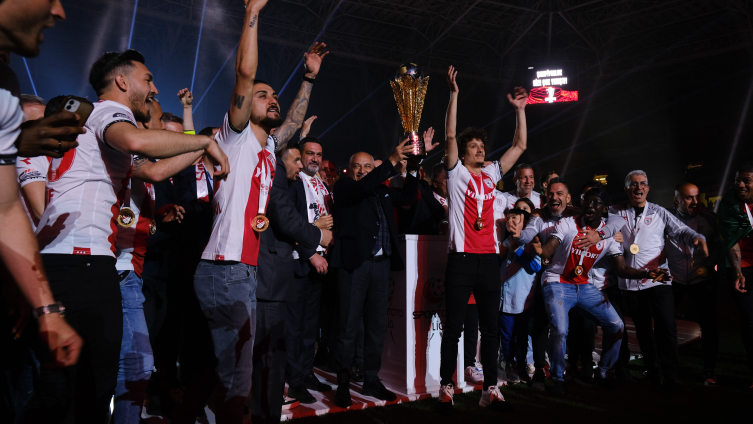 Samsunspor kupayı kaldırdı