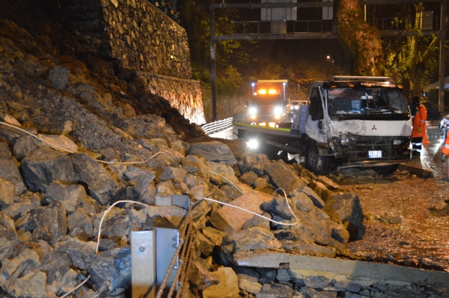 Sarıyer'de istinat duvarı çöktü