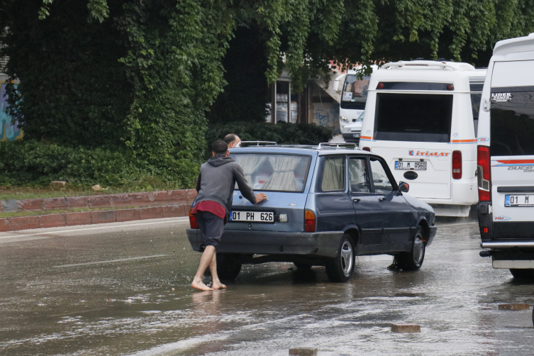 Adana'da sağanak ve dolu etkili oldu: Yollar göle döndü