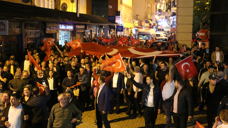 Artvin’de seçim sonucuna horonlu kutlama