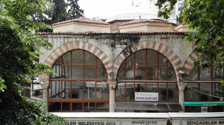 Manisa'da tarihi caminin aşırı yıpranması mahalleliyi korkutuyor