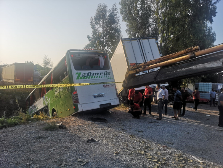 Mersin'de otobüs kamyonla çarpıştı: 1 ölü, 28 yaralı