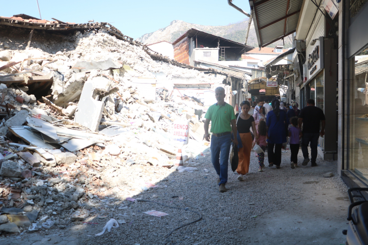 Hatay'da molozların arasında bayram alışverişi