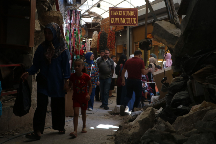 Hatay'da molozların arasında bayram alışverişi