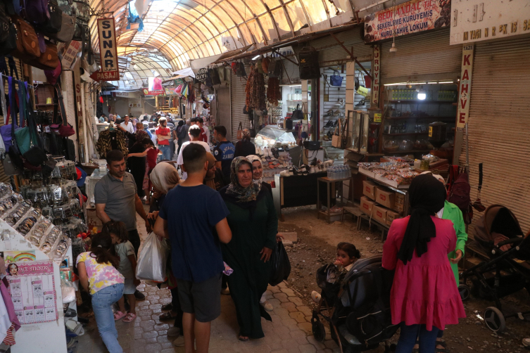 Hatay'da molozların arasında bayram alışverişi