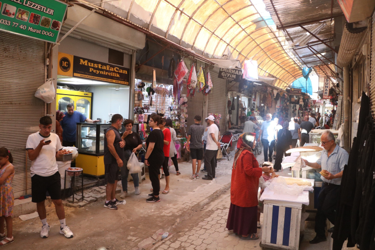 Hatay'da molozların arasında bayram alışverişi