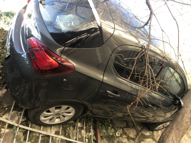 Aracını park etmek isterken ağaçla duvar arasına sıkıştı