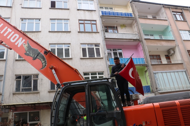 Elazığ'da yıkım öncesi Türk bayrağı hassasiyeti