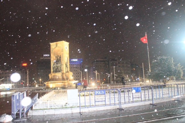 İstanbul'da beklenen kar etkisini gösterdi