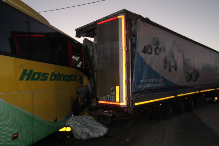 Elazığ’da yolcu otobüsü ile tır çarpıştı: 1 ölü, 34 yaralı