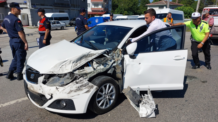 Samsun'da otomobille çarpışan servis minibüsü devrildi: 19 yaralı