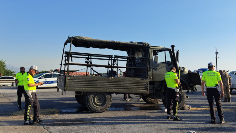 Hatay'da askeri araç tıra çarptı: 10 asker yaralı