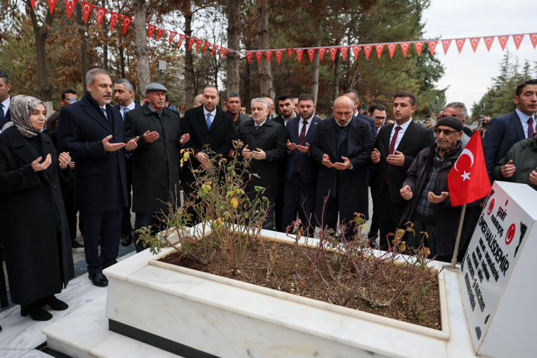 Bakan Fidan şehit Ömer Halisdemir'in babasıyla görüştü