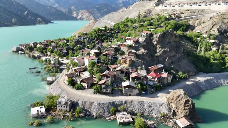 Yusufeli Barajı'nın ikiye böldüğü köyde manzaranın keyfini yaşıyorlar